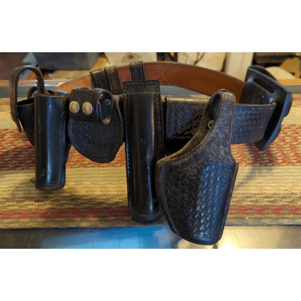 Vintage Black Leather Basket Weave Holster Size 36 Mens‎ Belt With Many Extras